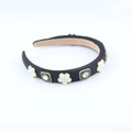 Elegante cerchietto nero con fiori di perle bianche e strass su uno sfondo bianco - Nero