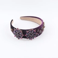 Detalle de la diadema ancha de terciopelo barroco con pedrería morada y flores de cristal - Estilo C Púrpura Strass Púrpura