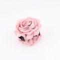 Dettaglio dei petali di tessuto rosa stratificati su un fermaglio a rosa per capelli - Stile Q Rosa Chiaro (8-9cm)