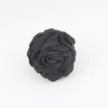 Vista macro di un fermaglio per capelli a rosa nera multistrato con petali in chiffon - Stile R Nero (8-9cm)
