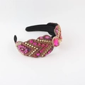 Dettaglio fascia in velluto con strass rosa, borchie dorate e grande gemma centrale - Stile Strass Rosa (A)