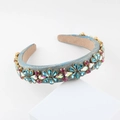 Détail du serre-tête en satin bleu avec motifs floraux en strass et doublure antidérapante - Floral Bleu