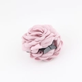 Dettaglio dei petali in tessuto rosa a strati su una pinza per capelli a forma di rosa - Stile U Rosa Acceso (8-9cm)