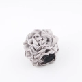 Dettaglio macro della molletta per capelli a rosa grigio fumo con petali in tessuto - Stile V Grigio Fumo (8-9cm)