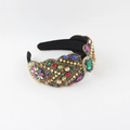 Cerchietto barocco con strass colorati, borchie dorate e una grande pietra verde gemma - Stile Strass Multicolore (C)