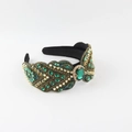 Dettaglio di cerchietto di lusso con cristalli verdi e borchie dorate su velluto nero - Stile Strass Verde Smeraldo (B)
