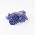 Dettaglio di un cerchietto di lusso blu reale con strass e motivi di fiori in cristallo - Blu