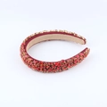 Detalle de diadema barroca de lujo con cristales rojos y montura en tono dorado - Rojo