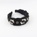 Cerchietto intrecciato in seta nera con perle bianche e strass scintillanti decorati - Nero (B)