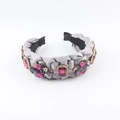 Nahaufnahme des grauen Stoffstirnbands mit magentafarbenen Kristallen und Strass - Grau (B)