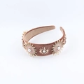 Vue détaillée d'un serre-tête en velours marron vintage avec perles et strass brillants - café
