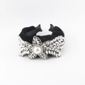 Diadema de moda en terciopelo negro con estrella de pedrería y perla central de mujer - Diadema Perla Strass Negra Plisada (D)