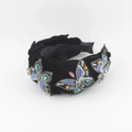 Detalle de diadema de terciopelo con mariposas bordadas a mano y cuentas brillantes - Negro