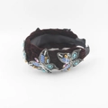 Detalle de diadema de terciopelo granate trenzado con parche de mariposa de cuentas - Burdeos