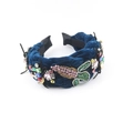 Dettaglio del cerchietto in velluto blu scuro intrecciato con strass e perline - Blu