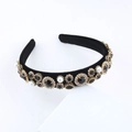 Cerchietto barocco in velluto con strass neri e perle su sfondo bianco professionale - Stile Lusso Gioiello Nero (B)
