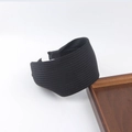 Dettaglio della trama a costine e del rivestimento in tessuto della fascia larga nera - Nero (Maglia)