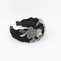 Dettaglio cerchietto barocco in velluto nero con fiori di cristallo e nappe di perle - Stile Nappina Perle Nero (C)