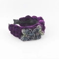 Eleganter lilafarbener Samthaarreif mit handgefertigter Perlenblume und Kristalldetails - Lila Geflochtener Blumenstil (A)