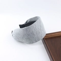 Dettaglio fascia per capelli in maglia grigia a coste con nodo e punte in tessuto nero - Grigio Chiaro (Maglia)