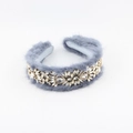 Dettaglio del cerchietto in finta pelliccia grigia con motivi floreali e foglie di cristallo - Stile Strass Completo Grigio (B)