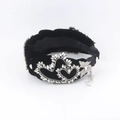 Dettaglio del cerchietto in velluto nero con strass a doppio cuore e frange pendenti - Nero