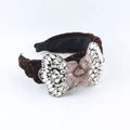 Diadema de terciopelo con alas de pedrería brillante y una flor de malla morada - Estilo de Strass de Ala Marrón (D Marrón)