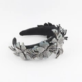 Dettaglio del cerchietto in velluto nero con intricati motivi floreali in strass AB - Stile Farfalla Floreale AB Colorato (C)
