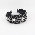 Détails du serre-tête en velours noir avec fleurs en strass argentés et perles blanches - Style Velours Strass Perle / Noir