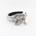 Primer plano de diadema barroca con pedrería de cristal y detalle de mariposa de diamante - Mariposa Encaje Blanco Plateado (D)