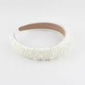 Detalle de perlas blancas y cristales claros en una diadema de novia ancha - Estilo Cristal Blanco Brillante (D)