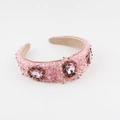 Dettaglio macro della fascia rosa con grandi strass ovali e decorazioni di perline fini - Splendido Stile con Perline di Cristallo Rosa / Rosa Sakura Vintage (D)