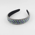 Dettaglio di cerchietto di lusso con strass verdi e blu a forma di foglia incastonati - Stile Turchese (D)