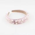 Diadema barroca rosa acolchada con perlas blancas y cristales rosas sobre fondo blanco puro - Rosa