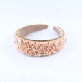 Dettaglio macro della fascia per capelli con perle champagne e strass scintillanti - Stile con Perline Champagne (A)