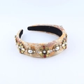 Dettaglio fascia barocca floreale con gemme ambrate e perle su tessuto dorato - Stile Broccato Oro Arancio (B)