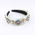 Dettaglio di un cerchietto largo floreale con strass iridescenti e perle sintetiche - Stile Raso Floreale Verde Chiaro (D)