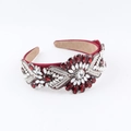Detalle de diadema barroca roja con cristales en diseño floral y base de satén - Estilo B(5772271605459) / Burdeos