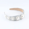 Dettaglio di cerchietto glitter argento con grandi perle ovali e finiture in strass - Stile Glitter Argento