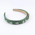 Detalle de diadema barroca verde oscuro con incrustaciones de cristales lujosos - verde oscuro