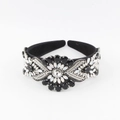 Primer plano de diadema barroca de terciopelo con flor de cristal y detalles de diamantes - Estilo C(5772271605460) / Negro