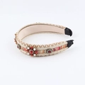 Vista detallada de la diadema bohemia con diamantes de imitación rojos y perlas - Estilo Tejido Beige (B)