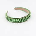 Dettaglio di un cerchietto barocco verde con strass scintillanti e bordo a catena d'oro - Verde