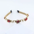 Detailaufnahme des goldenen Haarreifs mit roten Kristallen, Perlen und Strass - Roter Edelstein Stil (E)