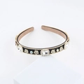 Dettaglio di un cerchietto di lusso con cristalli quadrati e strass aurora su base nera - Stile Nero Vintage (A)