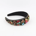 Dettaglio del cerchietto barocco in velluto con strass di lusso e decorazioni floreali - Base nera con gemme colorate / Lettera C