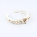 Serre-tête élégant en satin blanc avec papillon en cristal doré et accents de perles - Blanc