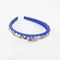 Détail du serre-tête en satin bleu roi avec strass, papillons dorés et étiquette fait main - Bleu saphir