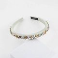 Détail d'un serre-tête avec strass, papillon doré et gravure Love is forever élégante - Vert Gris