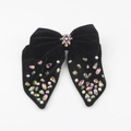 Dettaglio del fermaglio a fiocco in velluto con strass colorati e perle bianche - Fiocco in Velluto Nero (A)